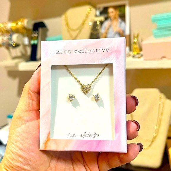 :: Stella & Dot | Keepsake Gold, Crystal & Pavé Heart Necklace+Earrings Gift Set - Picture 8 of 8